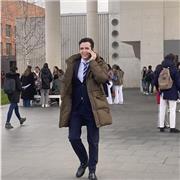 Me defino como una persona paciente y apta para enseñar a alumnos de bachiller o la ESO. También puedo dar clases de economía.